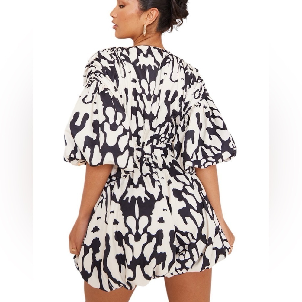 PrettyLittleThing Black Print Plunge Puffball Hem Romper Size 6 NWT - Picture 5 of 12